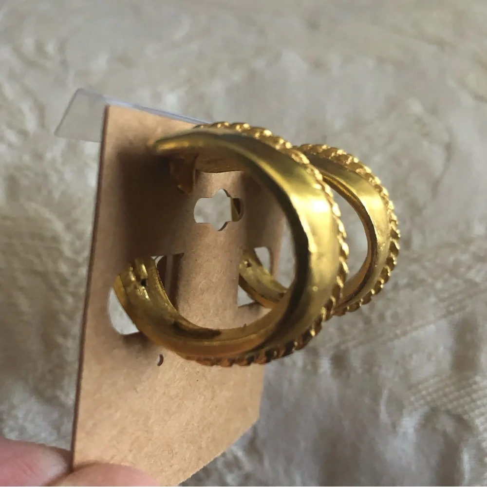 Vintage 70s-80s Kenneth Jay Lane matte gold wide hoop clip on earrings - Picture 3 of 12